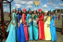 Сабантуй - 2015: Рустам Минниханов отчеканил памятную монету и станцевал башкирский танец. 